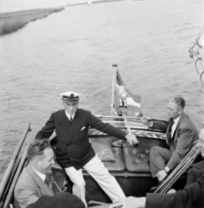 Pieter Bokma aan het roer van zijn zeilboot met enkele passagiers, Bestanddeelnr 191-0708