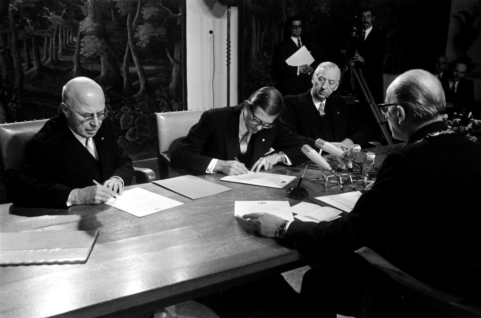 Pieter van Vollenhoven laat tweede zoon, Bernhard Lucas Emmanuel inschrijven op , Bestanddeelnr 923-1170
