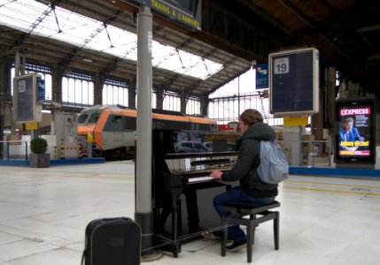 Piano dans le hall de la gare d'Austerlitz