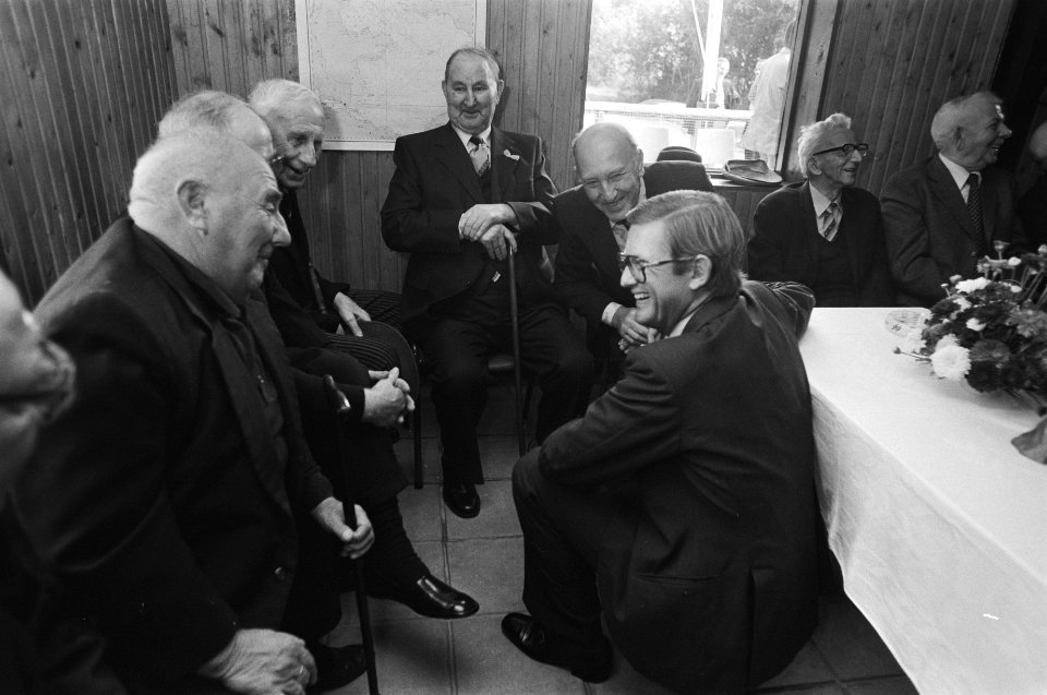 Pieter van Vollenhoven in gesprek met enkele van de oudste vissers van Elburg, Bestanddeelnr 931-0275