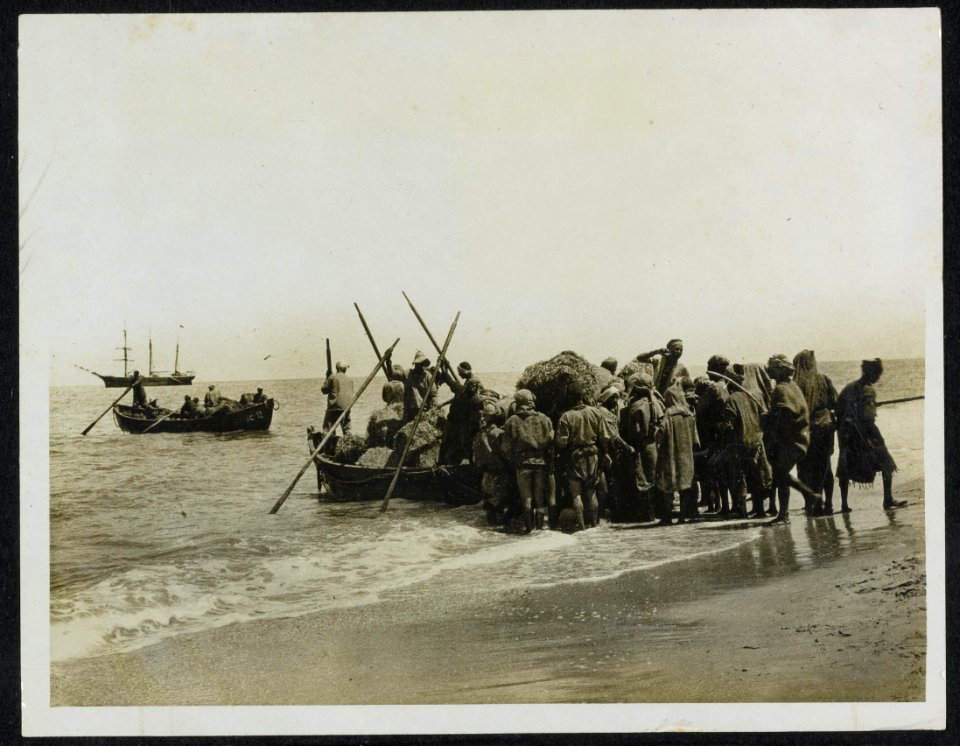 PHOTOS TAKEN SOUTH OF GAZA. Surf boats landing store on an exceptionally calm da, Bestanddeelnr 158-1559
