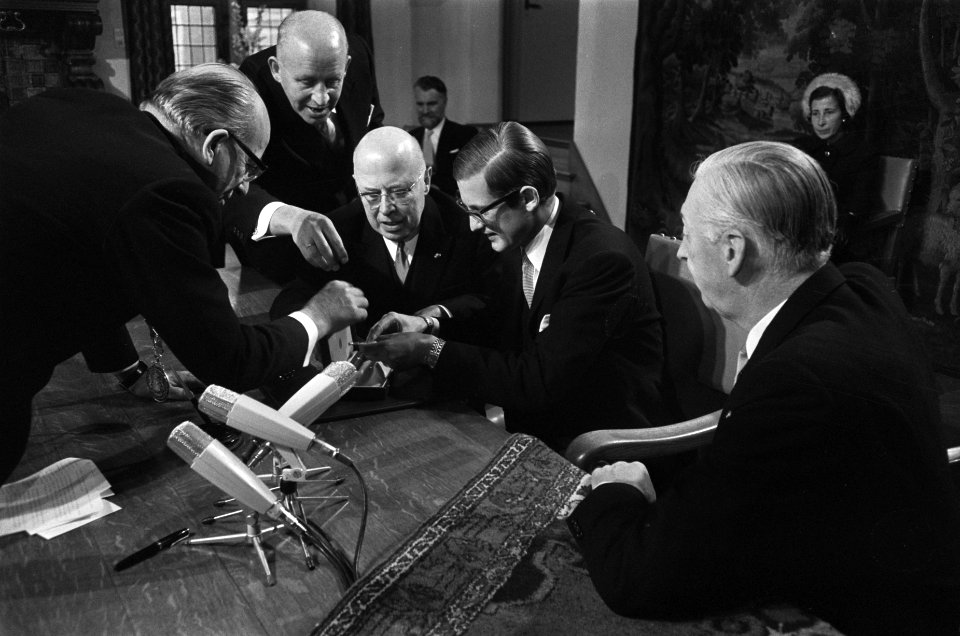 Pieter van Vollenhoven laat zijn tweede zoon, prins Bernhard Lucas Emmanuel insc, Bestanddeelnr 923-1180