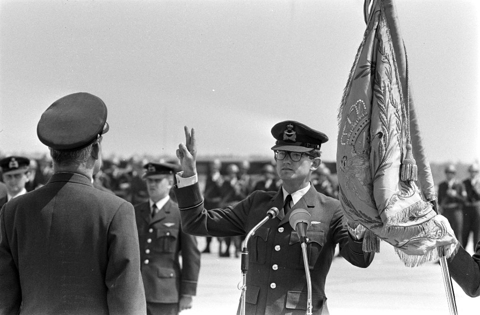 Pieter van Vollenhoven beedigd op Ypenburg. Mr. Pieter van Vollenhoven tijdens d, Bestanddeelnr 921-4800