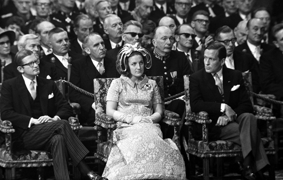 Pieter van Vollenhoven, prinses Margriet en prins Claus luisteren in de zaal naa, Bestanddeelnr 922-7948