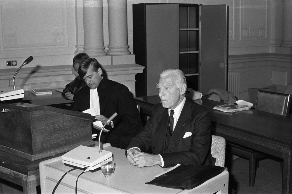 Piet Slavenburg in de rechtszaal met advocaat Mentink (achtergrond), close, Bestanddeelnr 933-6166