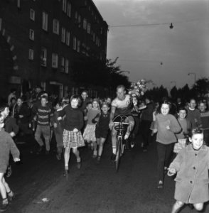 Piet Tesselaar winnaar Ronde van het IJsselmeer, ereronde met bloemen, Bestanddeelnr 918-1965