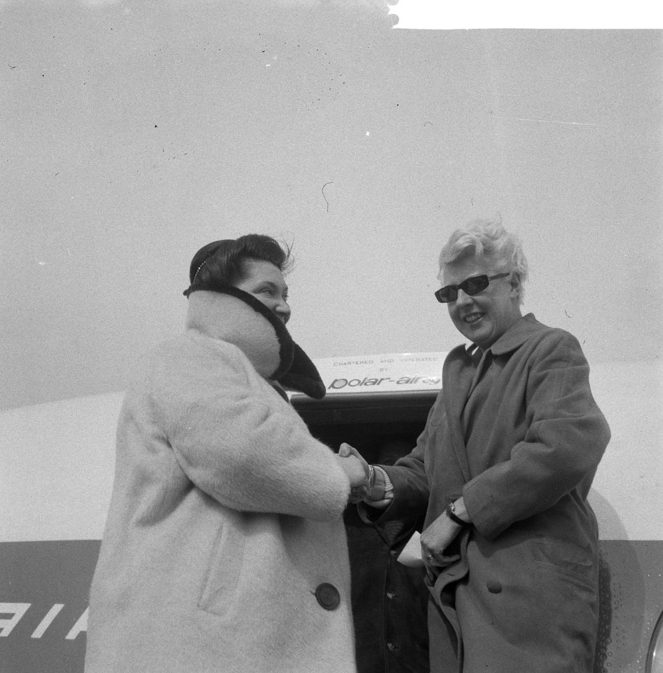 Pia Beck en Rita Corita op Schiphol, Bestanddeelnr 913-7198