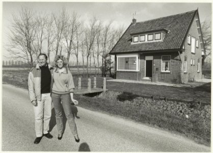 Piet Vink en echtgenote bij hun huis aan de Noorderweg 17 in de Houtrakpolder. NL-HlmNHA 54031526