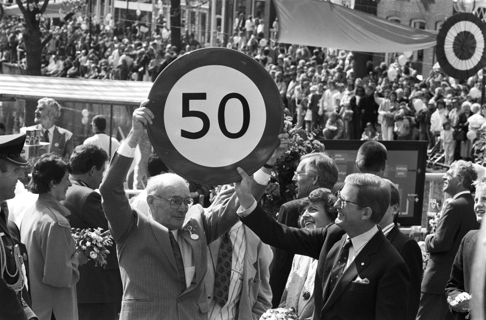 Pieter van Vollenhoven krijgt voor zijn vijftigste verjaardag een verkeersbord , Bestanddeelnr 934-4457