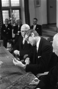 Pieter van Vollenhoven laat zijn tweede zoon, prins Bernhard Lucas Emmanuel insc, Bestanddeelnr 923-1177