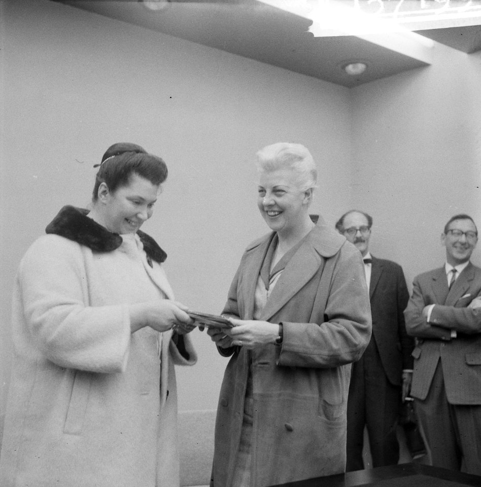 Pia Beck en Rita Corita op Schiphol, Bestanddeelnr 913-7199