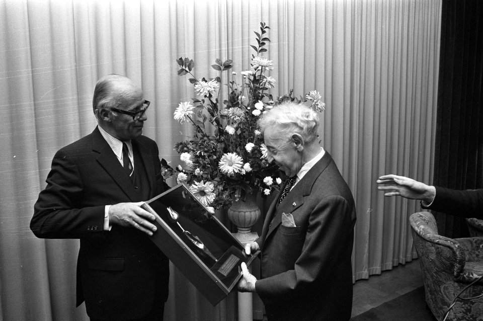 Pianist Arthur Rubinstein ontvangt gouden tulp van RCA, Amsterdam, Arthur Rubins, Bestanddeelnr 925-1173