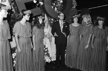 Pieter van Vollenhove opent Aalsmeerse bloemententoonstelling Pieter van Vollen, Bestanddeelnr 929-3325
