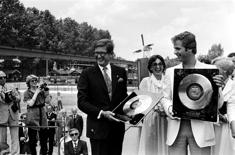 Pieter van Vollenhoven en Harry van Hoof met gouden platen prinses Margriet kij, Bestanddeelnr 930-3346