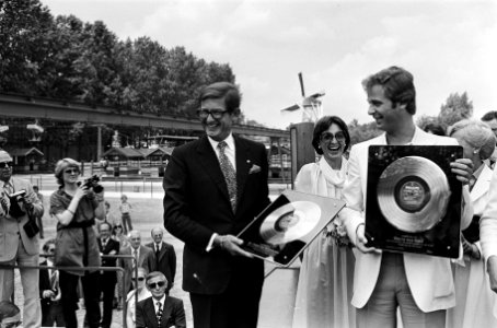 Pieter van Vollenhoven en Harry van Hoof met gouden platen prinses Margriet kij, Bestanddeelnr 930-3346