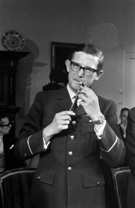 Pieter van Vollenhoven blaast op het fluitje van de antieke zilveren rammelaar, , Bestanddeelnr 921-2704
