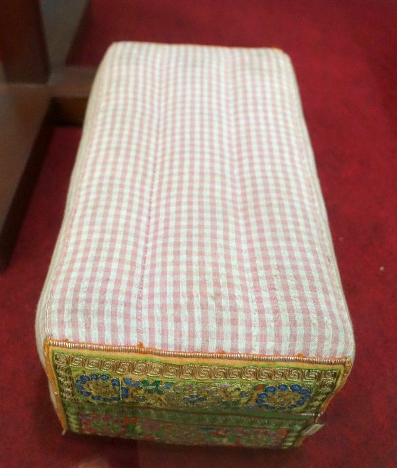 Pillow from the Nguyen dynasty, late 19th to early 20th century, embroidered cloth - Museum of Vietnamese History - Ho Chi Minh City - DSC05949