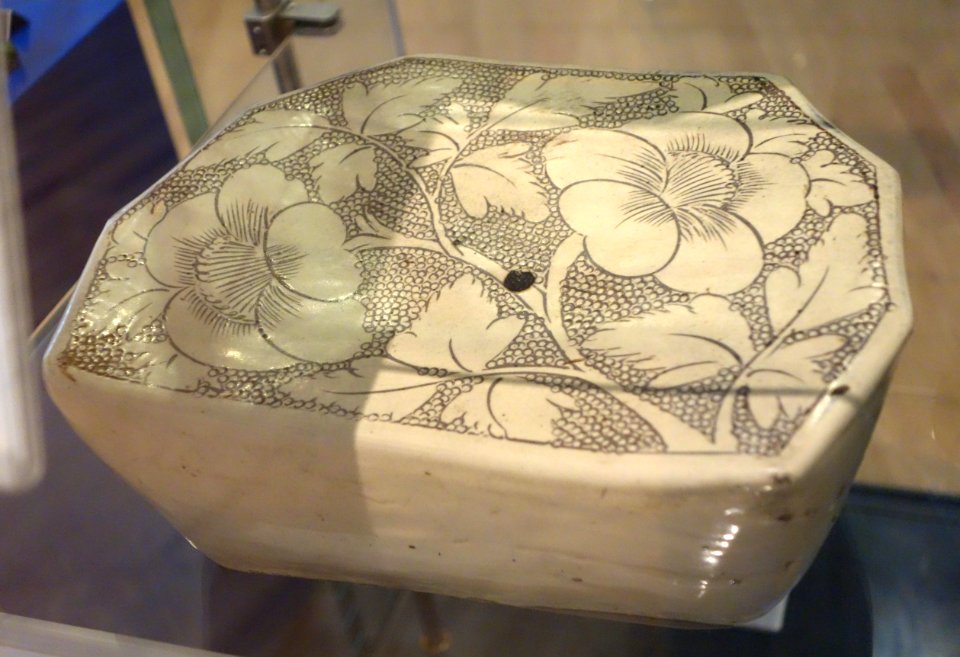 Pillow with sgraffito detail, China, Northern Song dynasty, c. 1050-1100, glazed and slipped stoneware - Royal Ontario Museum - DSC04263