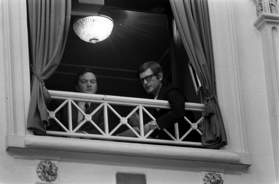 Pieter van Vollenhoven (rechts), directeur van de Stichting Autokeuring, in de l, Bestanddeelnr 927-9504