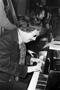 Pianist Louis van Dijk krijgt eerste Gouden LP in jachthaven Van Dijk , Oost-Loo, Bestanddeelnr 924-1911