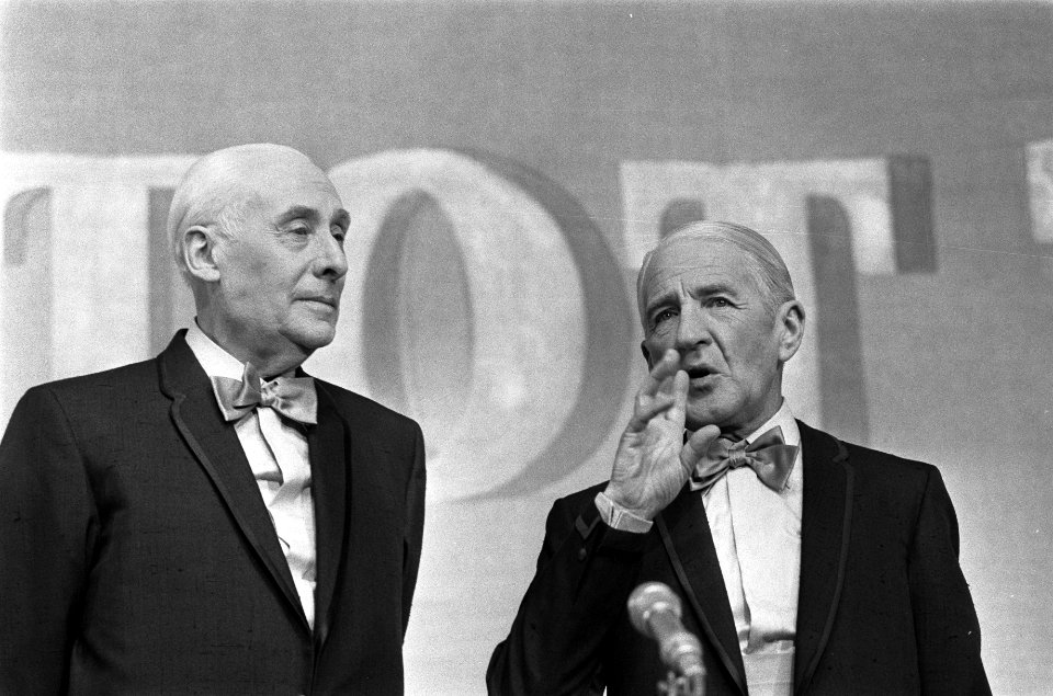 Piet Muyselaar en rechts Willy Walden tijdens hun optreden, Bestanddeelnr 923-4353