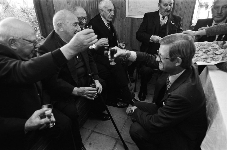 Pieter van Vollenhoven in gesprek met enkele van de oudste vissers van Elburg, Bestanddeelnr 931-0277