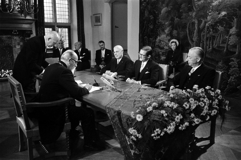 Pieter van Vollenhoven laat tweede zoon, Bernhard Lucas Emmanuel inschrijven op , Bestanddeelnr 923-1181