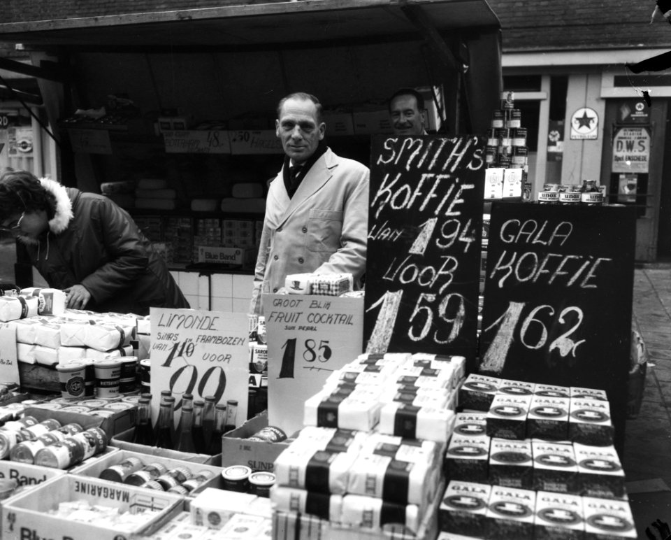 Pieter ten Bosch (marktkoopman) weer op de markt in de Verpuccistraat (na gijzel, Bestanddeelnr 917-0786