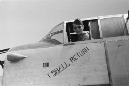 Piloot kijkt uit cockpit vliegtuig, Bestanddeelnr 65B-2-5