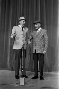 Piet Muyselaar (links) en Willy Walden (rechts) tijdens hun optreden, Bestanddeelnr 923-4356