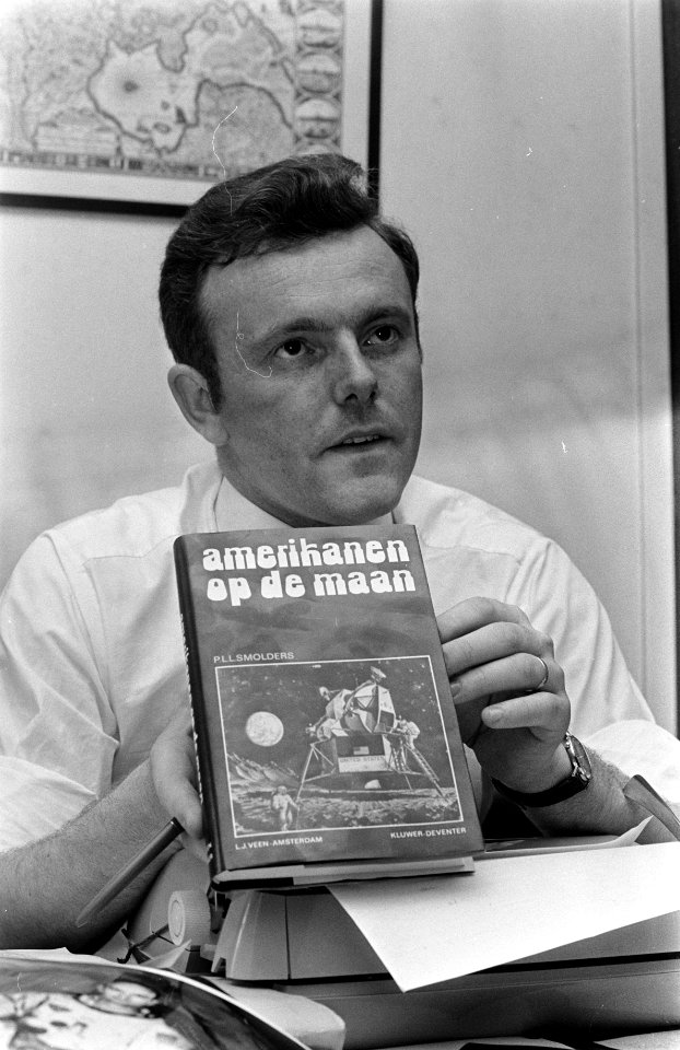 Piet Smolders toont zijn boek, Bestanddeelnr 922-6501