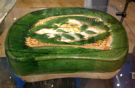 Pillow with peony motif, China, Jin dynasty, 1115-1234, lead-glazed and slipped stoneware - Royal Ontario Museum - DSC04268