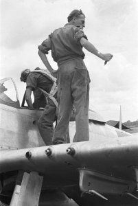 Piloot stapt uit Hawker Hurricane, Bestanddeelnr 155-6-5