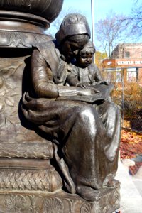 Pilgrim mother and child - Robbins Memorial Flagstaff - Arlington, MA - DSC03081