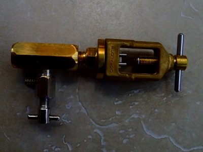 Pin index yoke connector for medical oxygen filling whip P8160068