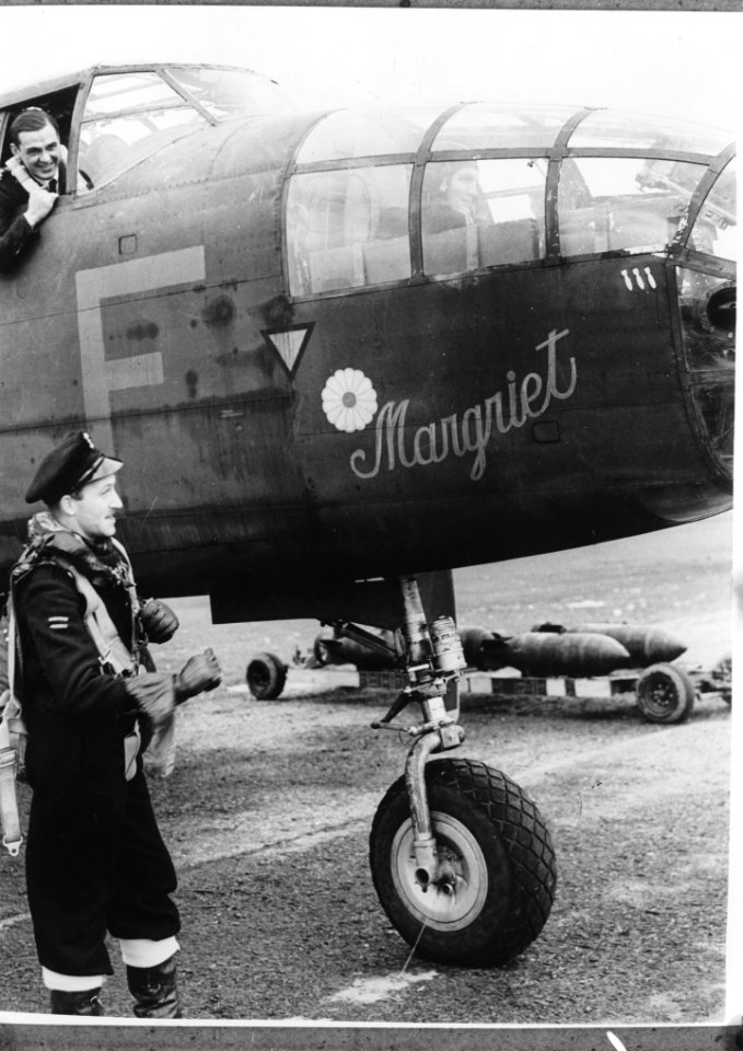 Piloot van de North American B-25D Mitchell bommenwerper Margriet van het 320 , Bestanddeelnr 901-3307