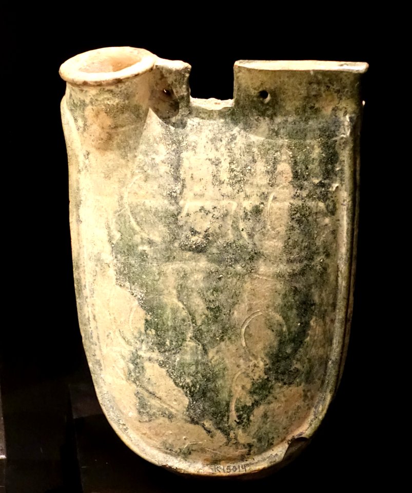Pilgrim flask, China, Liao dynasty, 907-1125 AD, earthenware with dark green glaze and cut decorations - Östasiatiska museet, Stockholm - DSC09631