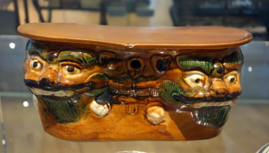 Pillow formed from two tigers, China, Jin dynasty, c. 1150-1234, glazed earthenware - Royal Ontario Museum - DSC04256