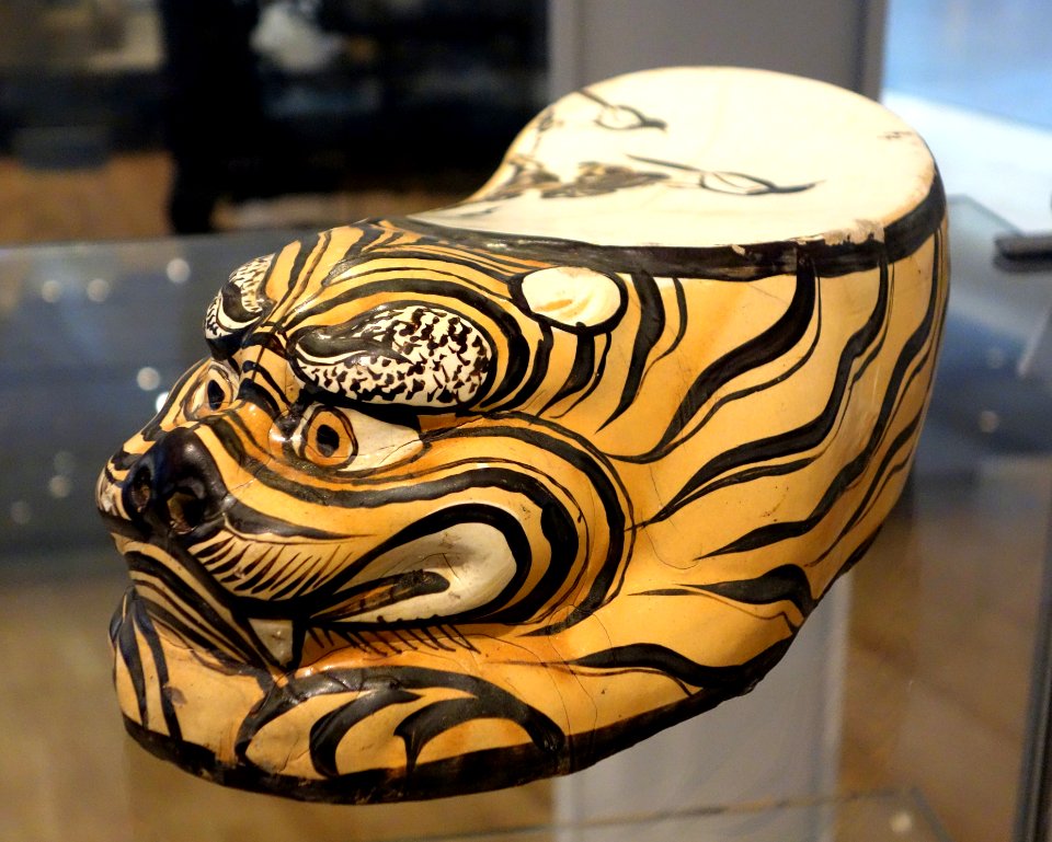 Pillow in tiger form with underglaze painted decoration, China, Jin dynasty, c. 1150-1234, slipped stoneware - Royal Ontario Museum - DSC04253