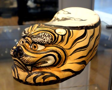 Pillow in tiger form with underglaze painted decoration, China, Jin dynasty, c. 1150-1234, slipped stoneware - Royal Ontario Museum - DSC04253