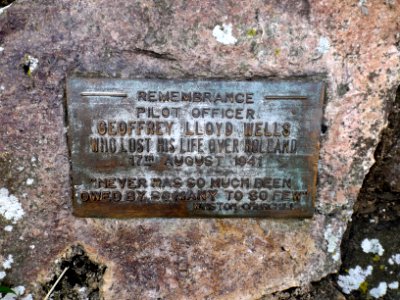 Pilot Officer Geoffrey Lloyd Wells Memorial Seat plaque