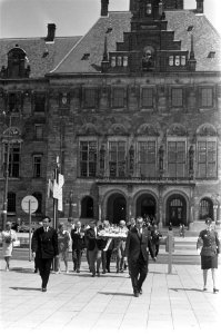 Piloten, herdenkingen, kransleggingen, stadhuizen, Bestanddeelnr 922-5987