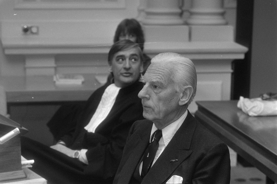 Piet Slavenburg in de rechtszaal met advocaat Mentink (achtergrond), Bestanddeelnr 933-6165