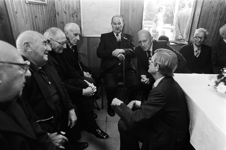 Pieter van Vollenhoven in gesprek met enkele van de oudste vissers van Elburg, Bestanddeelnr 931-0276