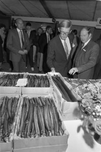 Pieter van Vollenhoven opent Vis84, vakbeurs voor de vishandel, in Hilversum, Bestanddeelnr 933-0906