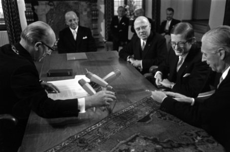 Pieter van Vollenhoven laat tweede zoon, Bernhard Lucas Emmanuel inschrijven op , Bestanddeelnr 923-1175