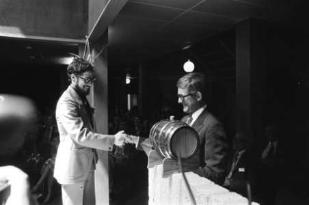 Pieter van Vollenhove'n reikt diploma's uit aan de eerste geslaagden van Verkeer, Bestanddeelnr 928-6589