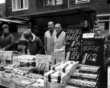 Pieter ten Bosch (marktkoopman) weer op de markt in de Verpuccistraat (na gijzel, Bestanddeelnr 917-0785