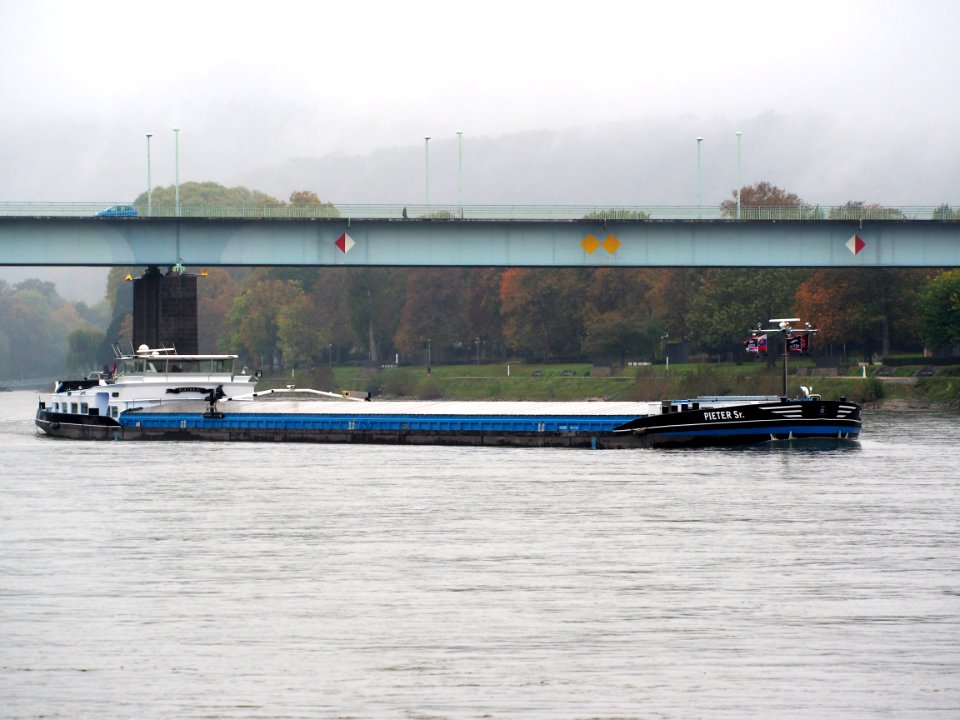 Pieter Sr, ENI 02324902 on the Rhine river at Koblenz on a rainy day, pic2