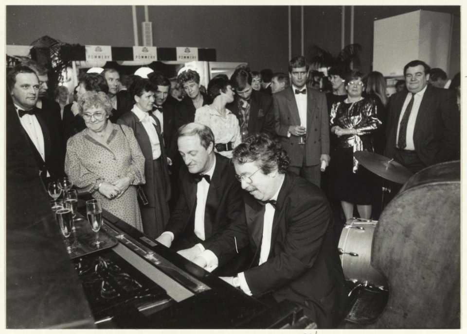 Pim Jacobs en Louis van Dijk aan de piano in het concertgebouw op het Festi-Ball, een gala feest van de voetbalclub F.C. Haarlem, NL-HlmNHA 54023725